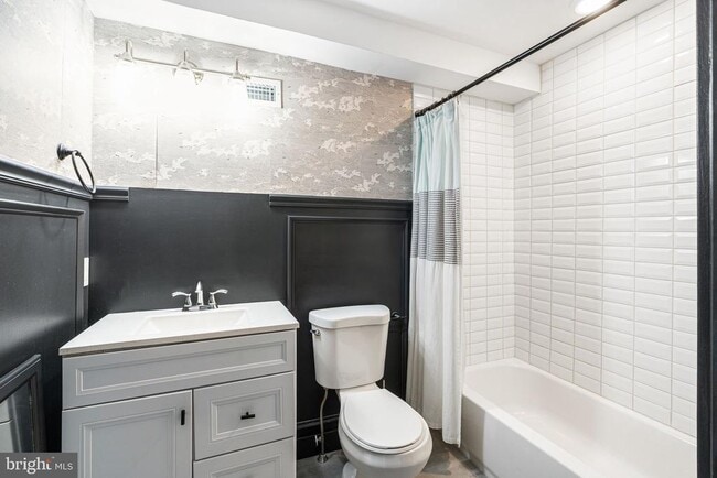 Building Photo - 2122 Sears St