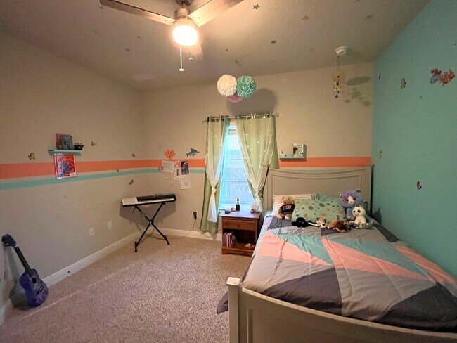 Building Photo - Beautiful 5 Bedroom Home with Pool in Holl...