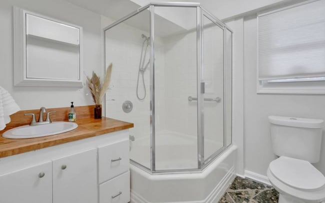 Building Photo - UNFURNISHED - 2 Bed 2 Bath + HUGE BONUS in a wooded oasis - NO HOA - off Middle Sound Loop