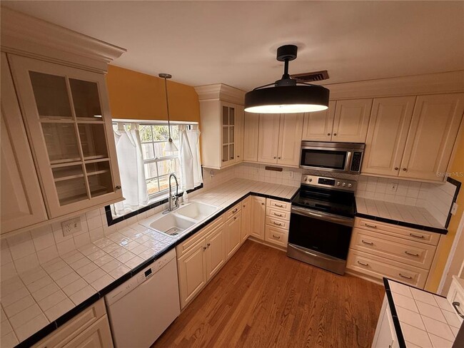 Building Photo - 1415 Oakley St