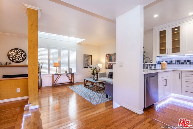 Building Photo - 514 S Barrington Ave