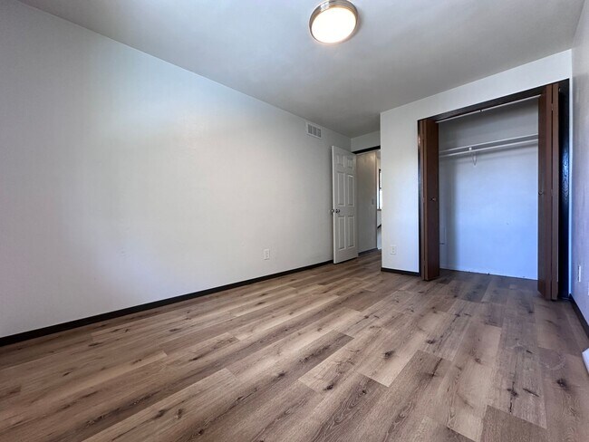 Building Photo - 430 E 1st Ave