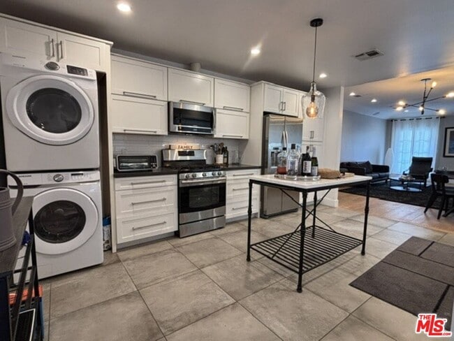 Building Photo - 1113 S Doheny Dr