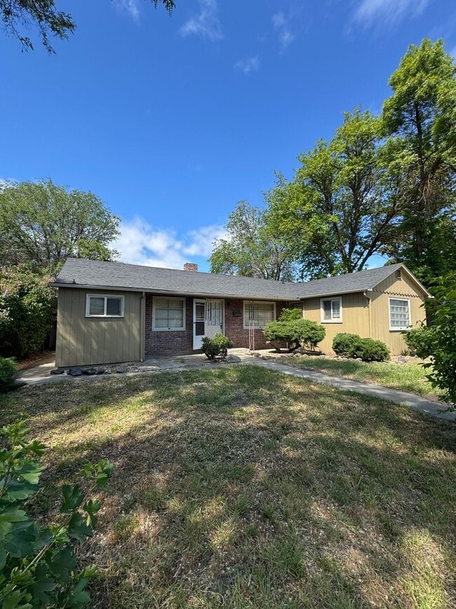 Building Photo - Cozy 2-Bed with Spacious Living, Parking, Pets OK!