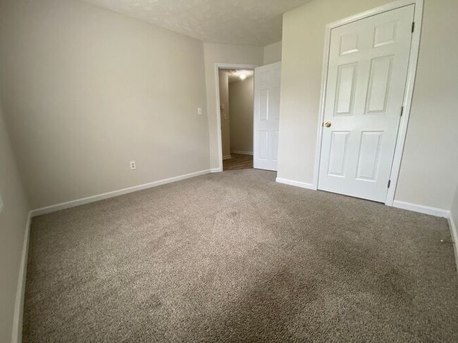 Building Photo - 3 Bedroom/3 Bath Ranch Close to Fort Liberty