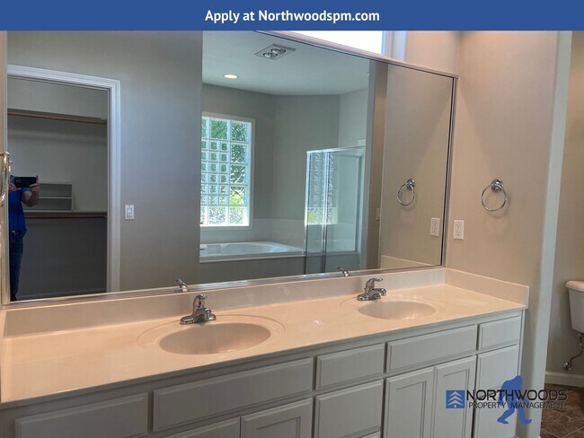 Building Photo - Beautiful 3 Bedroom 2 Bath Home Landscaping Included.