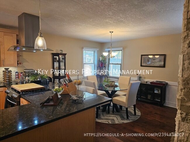 Building Photo - 620 N Sunset Dr