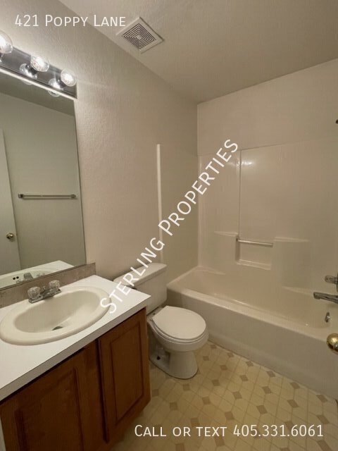 Building Photo - 421 Poppy Ln