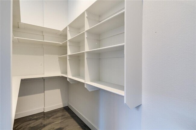 Building Photo - 612 S 58th Ct