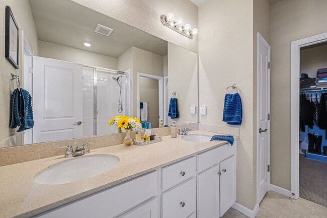 Building Photo - Gorgeous 3 bed 2.5 bath Home Available in Parker!