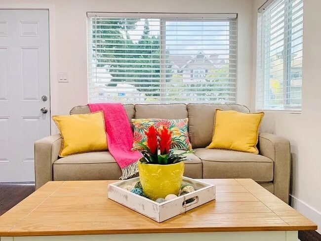 Building Photo - 925 Opal St