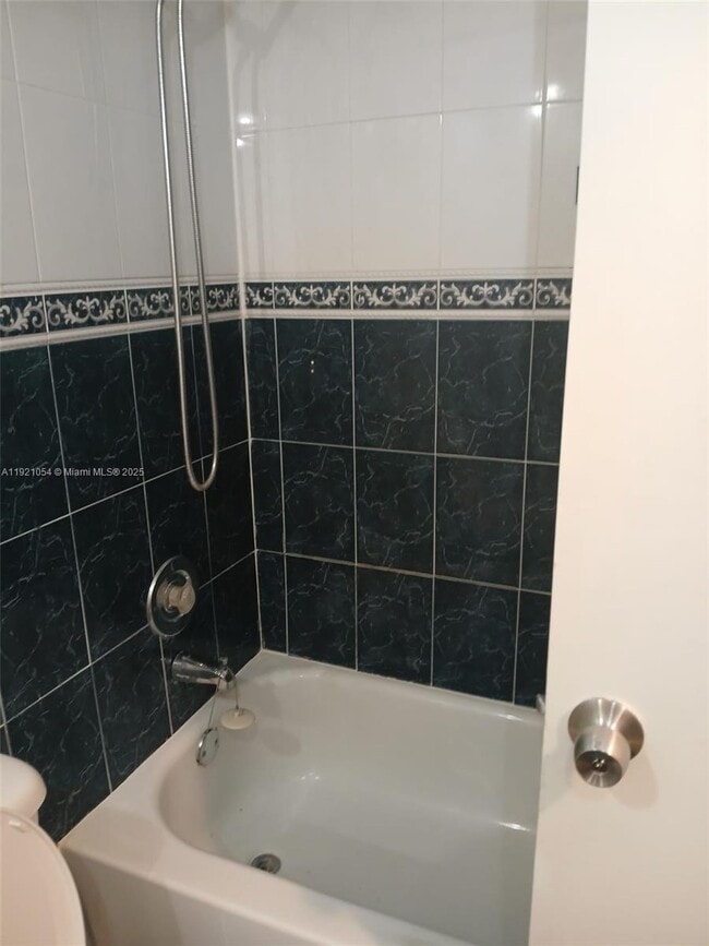 Building Photo - 5550 Lakewood Cir S