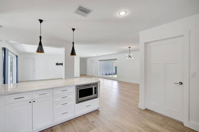 Building Photo - 2141 NE 62nd Ct