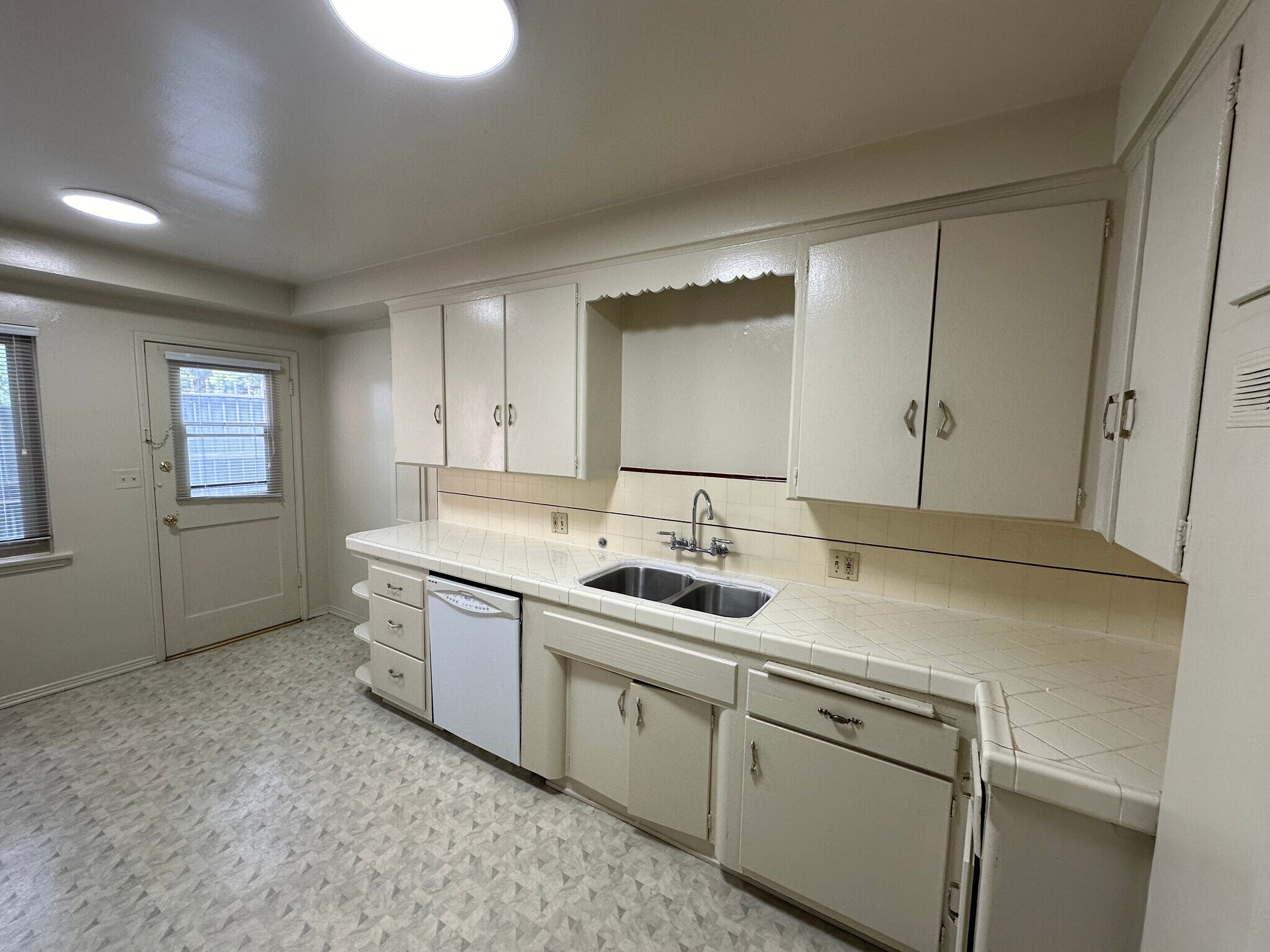 Building Photo - 548 Kelton Ave