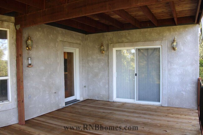 Building Photo - 677 Hoppe Ln