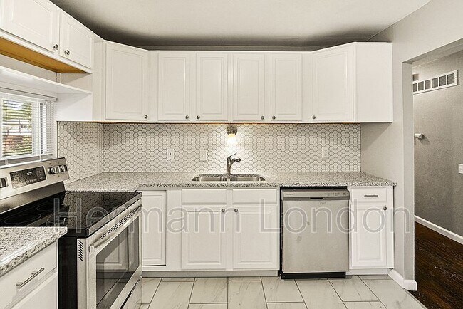 Building Photo - 2365 N Pointe Ln