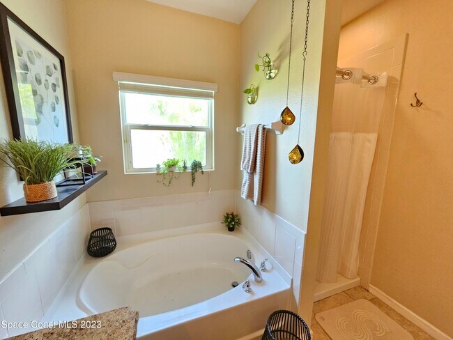 Building Photo - 1255 Sangria Cir