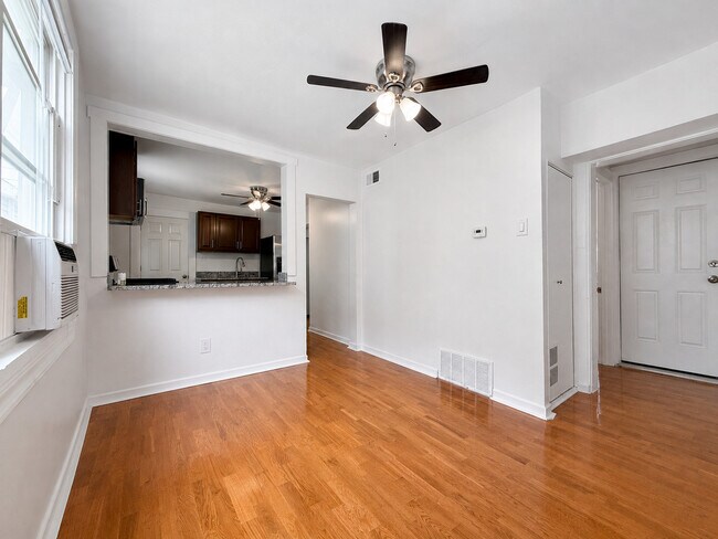 Building Photo - 1830 N Mozart St