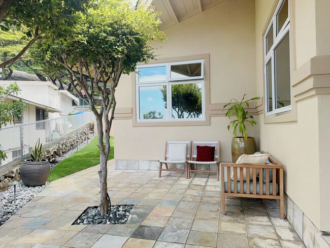 Building Photo - 2-Bedroom Executive Duplex in Serene Manoa...