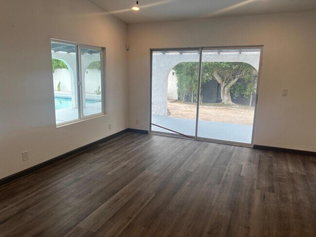 Building Photo - 1233 E Via Escuela