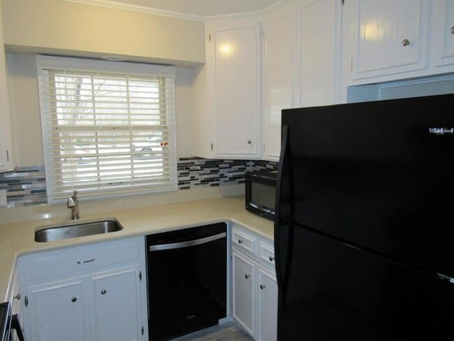 Building Photo - Charming 2 bedrooms and 1 bath home located on Sagamore Rd in Leawood, KS