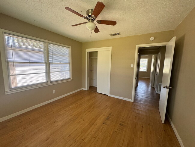 Building Photo - Charming 2 Bed 1 Bath 1 Car Garage Home