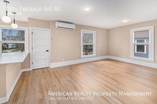 Building Photo - 2014 Emerald Ave NE
