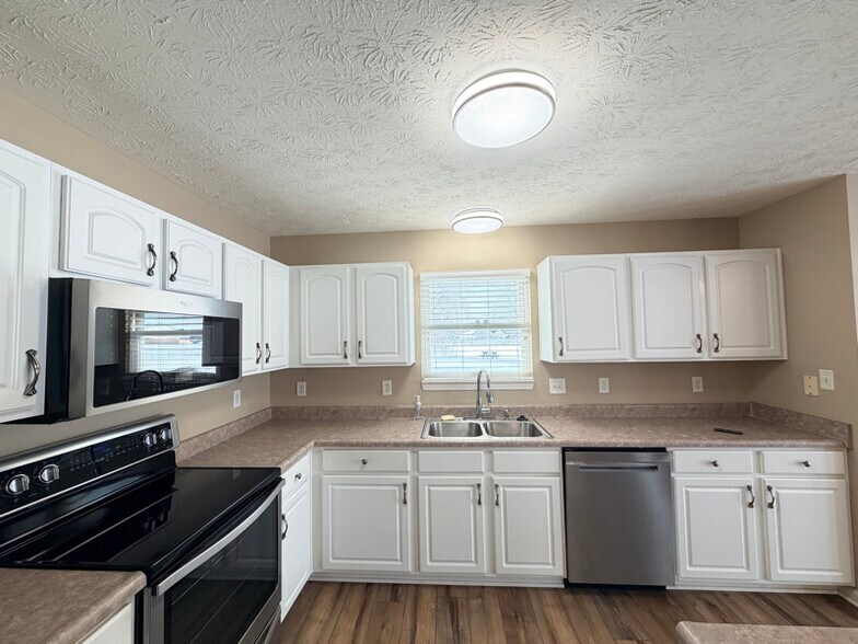 Building Photo - 14058 Southwood Cir