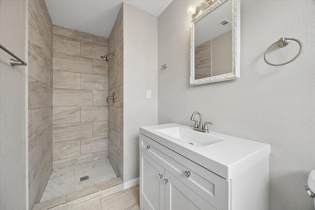 Building Photo - 8037 Longridge Dr