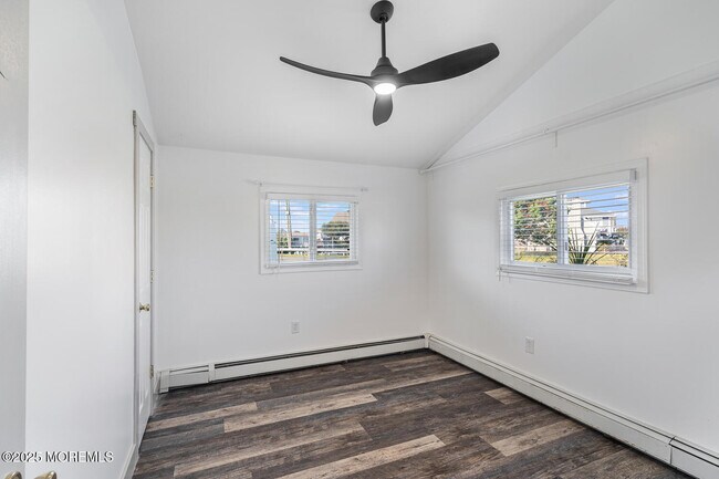 Building Photo - 102 E Boat Dr