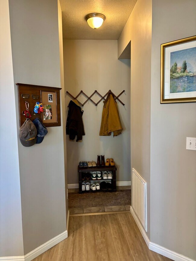 Building Photo - GORGEOUS Townhome!!!