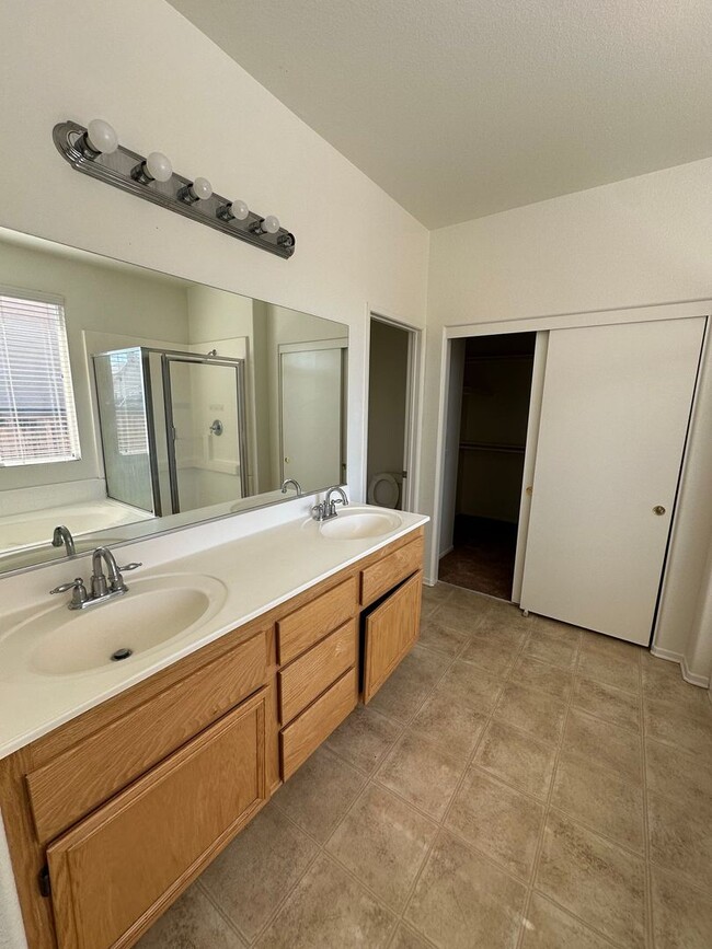 Building Photo - 4 BEDROOM HOME + OFFICE IN VICTORVILLE