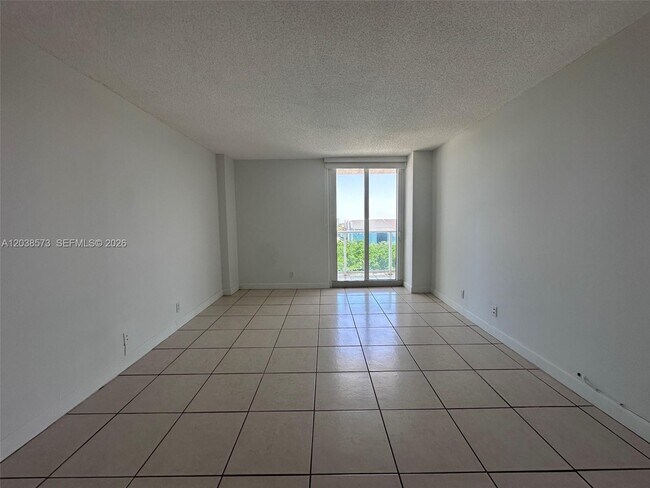 Building Photo - 100 Bayview Dr