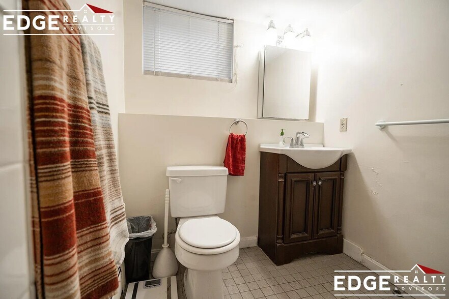 Building Photo - 2 Hingham St