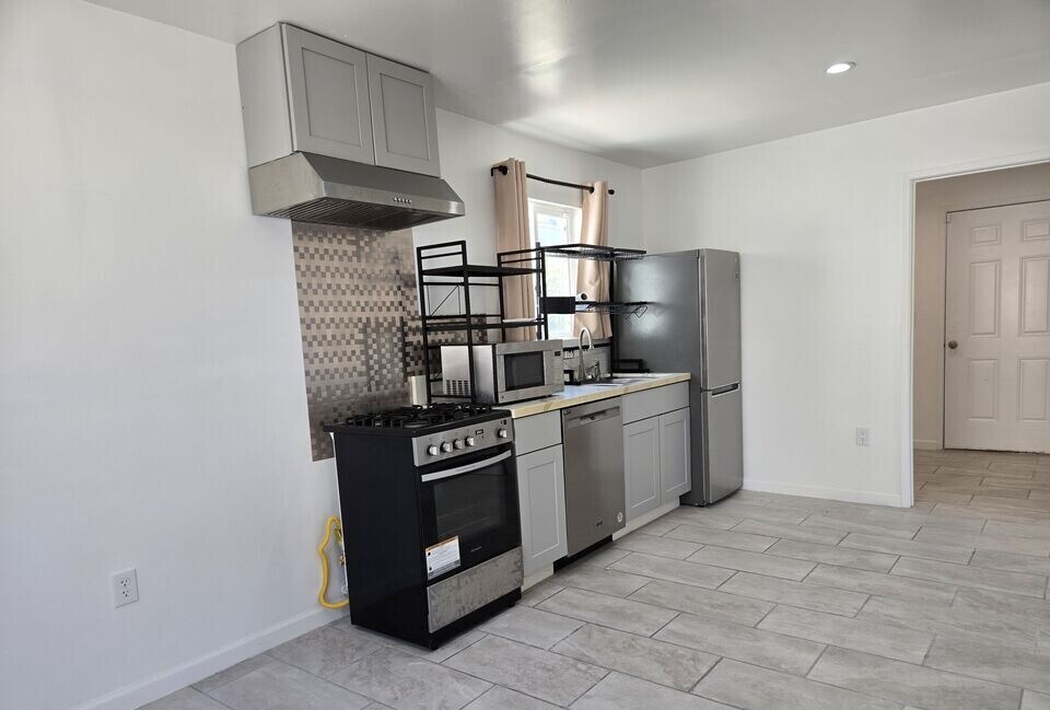 Building Photo - 300 S La Peer Dr