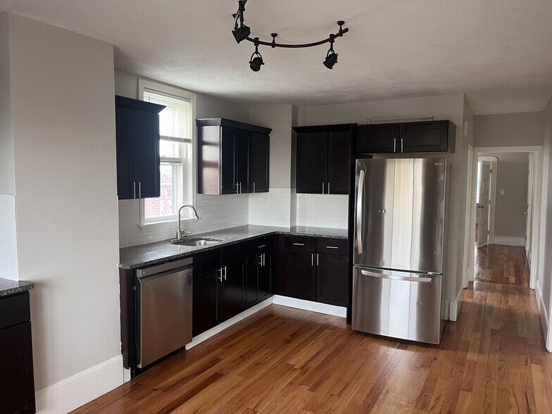 Building Photo - 69 Homer St