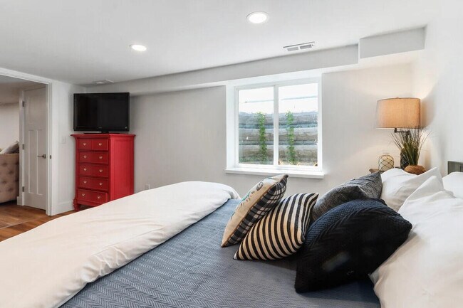 Building Photo - 190 Dewey Ave