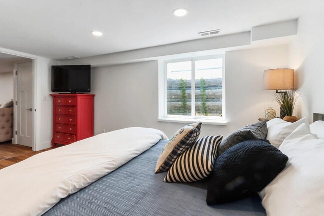 Building Photo - 190 Dewey Ave