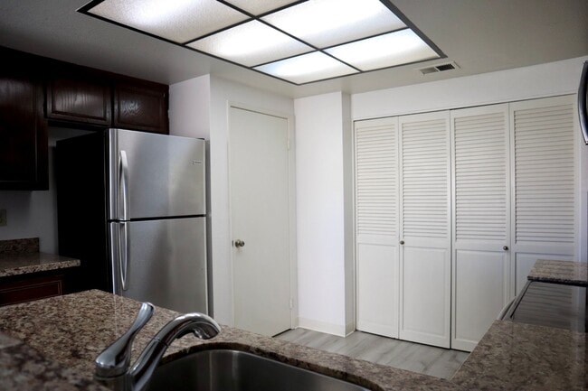 Building Photo - Spacious and bright 3-bedroom townhome-Nor...