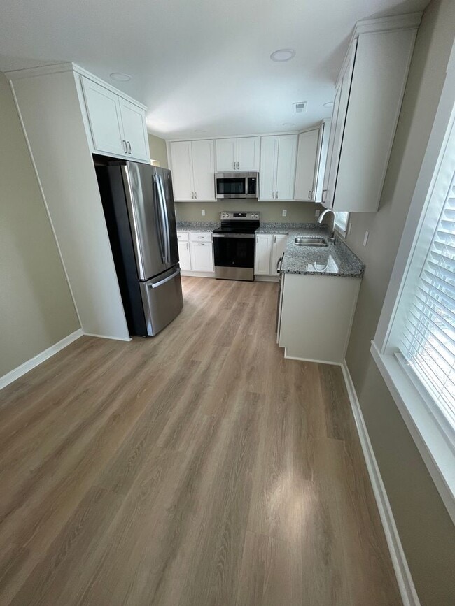 Building Photo - Fully Remodeled Home on Large Lot!