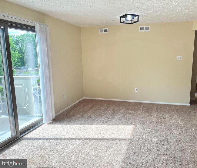 Building Photo - 8357 Claremont Woods Dr
