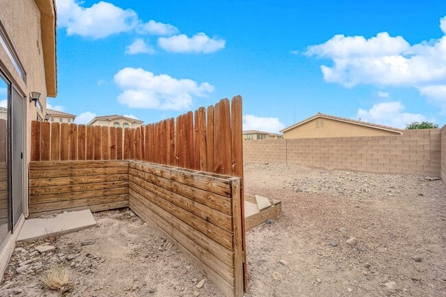 Building Photo - Beautiful 3/2 home! Corner lot in gated community!!