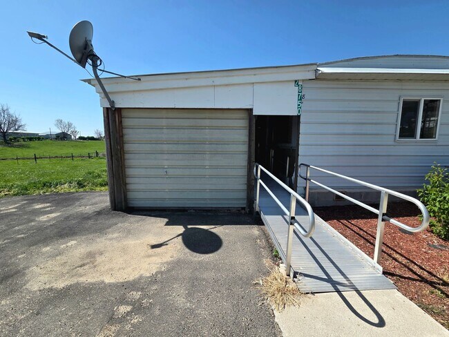 Building Photo - 3 Bed, 2 Bath Country-Home on 5 Acres