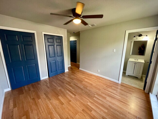 Building Photo - 9451 Hindi Dr