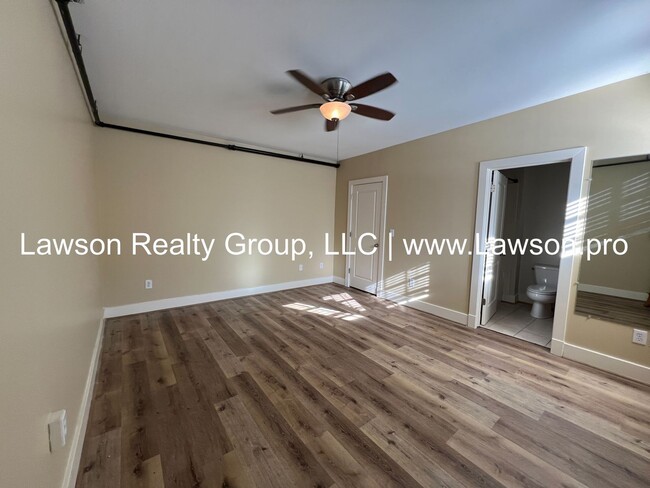 Building Photo - Luxury Apartment in Downtown Roanoke!