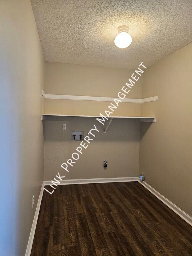 Building Photo - 5007b N Moore Ln