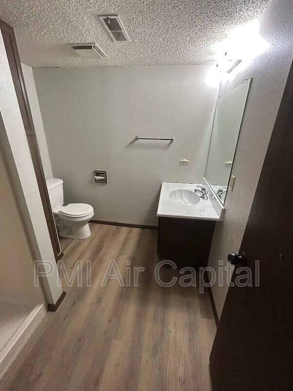 Building Photo - 1530 N Maybelle St