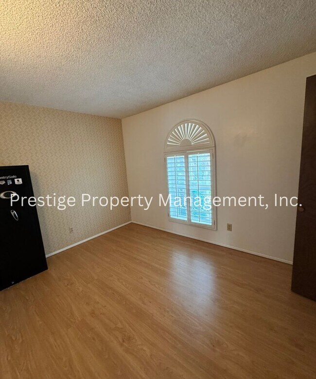 Building Photo - This 3/2 East Side Home Has It All AND more!