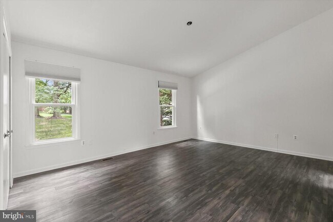 Building Photo - 1550 McLean Commons Ct