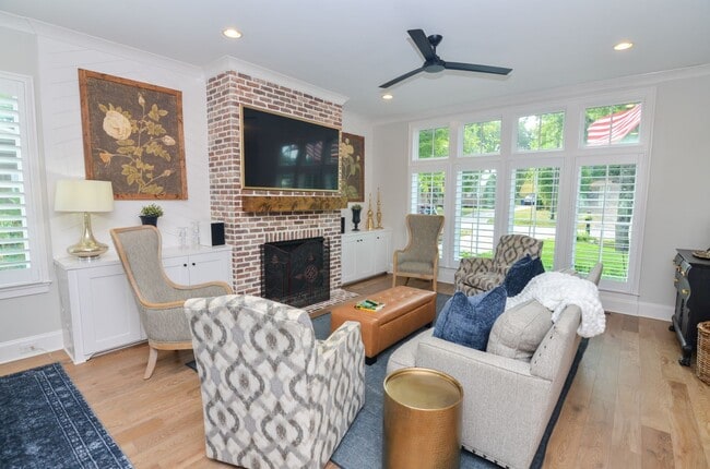 Building Photo - Fully Furnished in Downtown Franklin